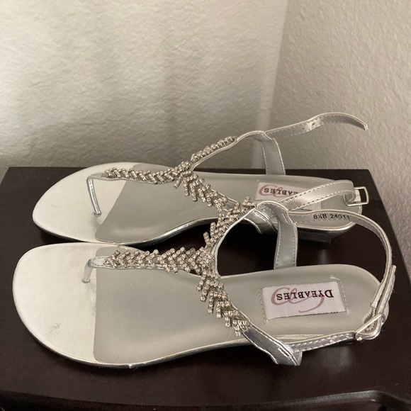 Dyeables Sarah Silver Metallic Sandals - Brand New - Picture 3 of 4